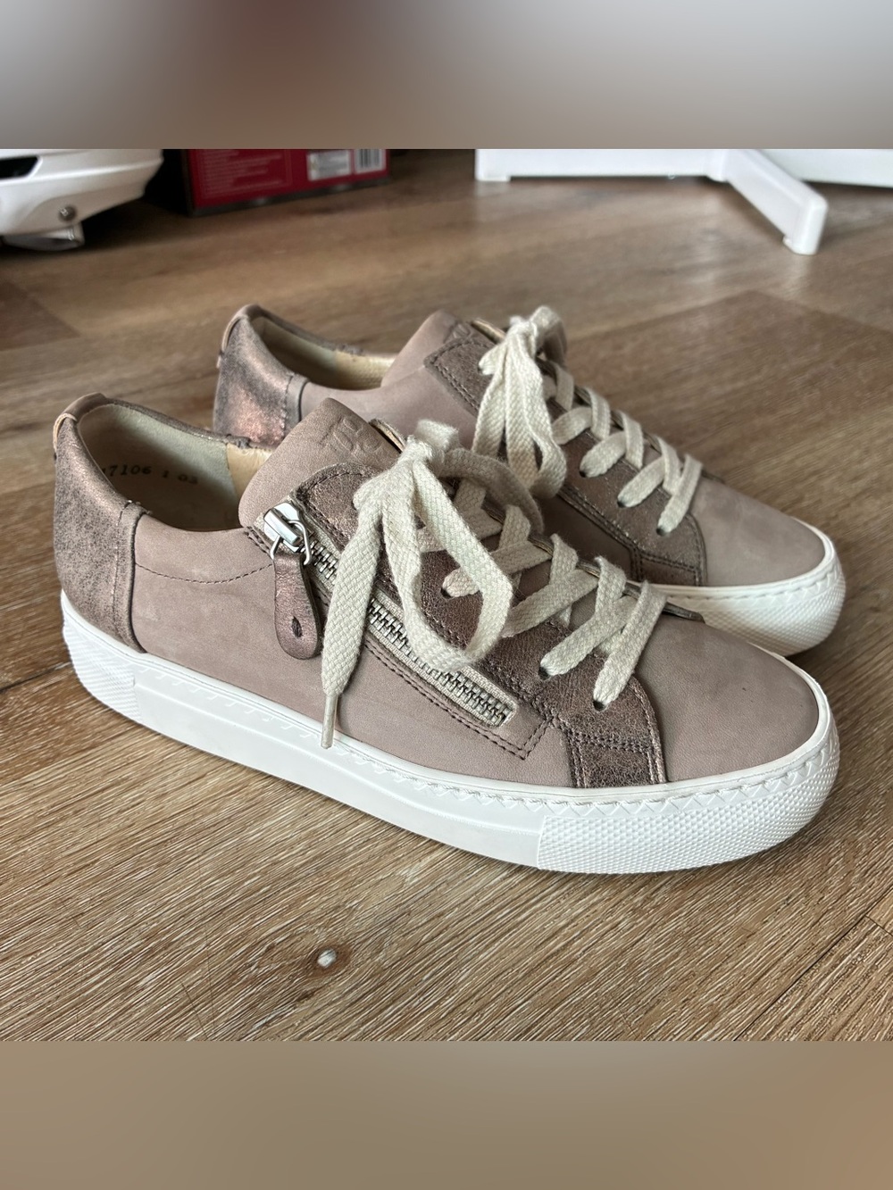 Paul Green "Toby" Sneakers In A Taupe Brown Nubuck Metallic Leather Women’s Sz 3